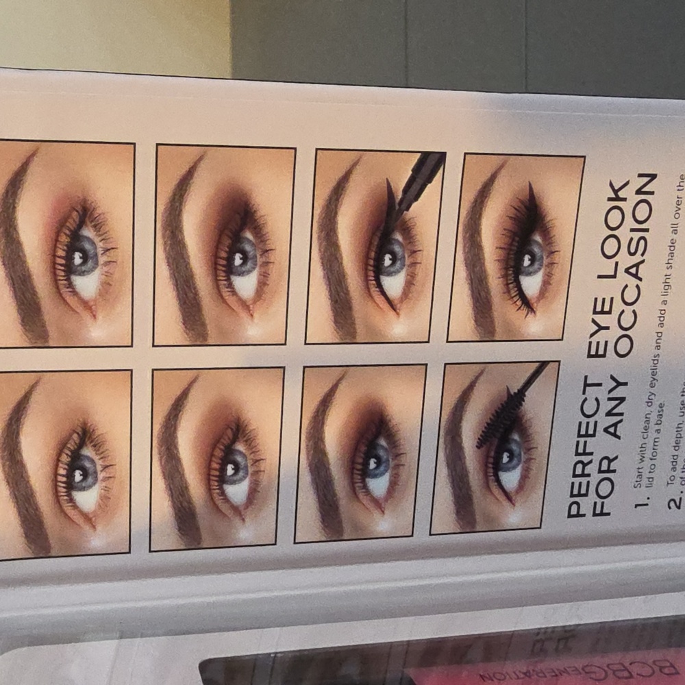 BCBGeneration NEW Essential Face Set with Mirror - Picture 5 of 7